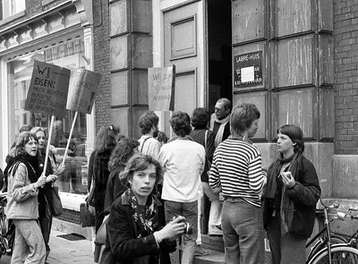 835025 Afbeelding van leden van actiegroep Komma tijdens de bezetting van het Labrehuis (Plompetorengracht 8) te Utrecht.